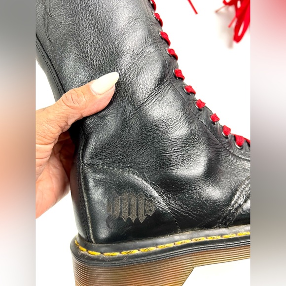 Rare Dr. Martens 11550 Skull Roses 20 Eyelet boots - Picture 10 of 16